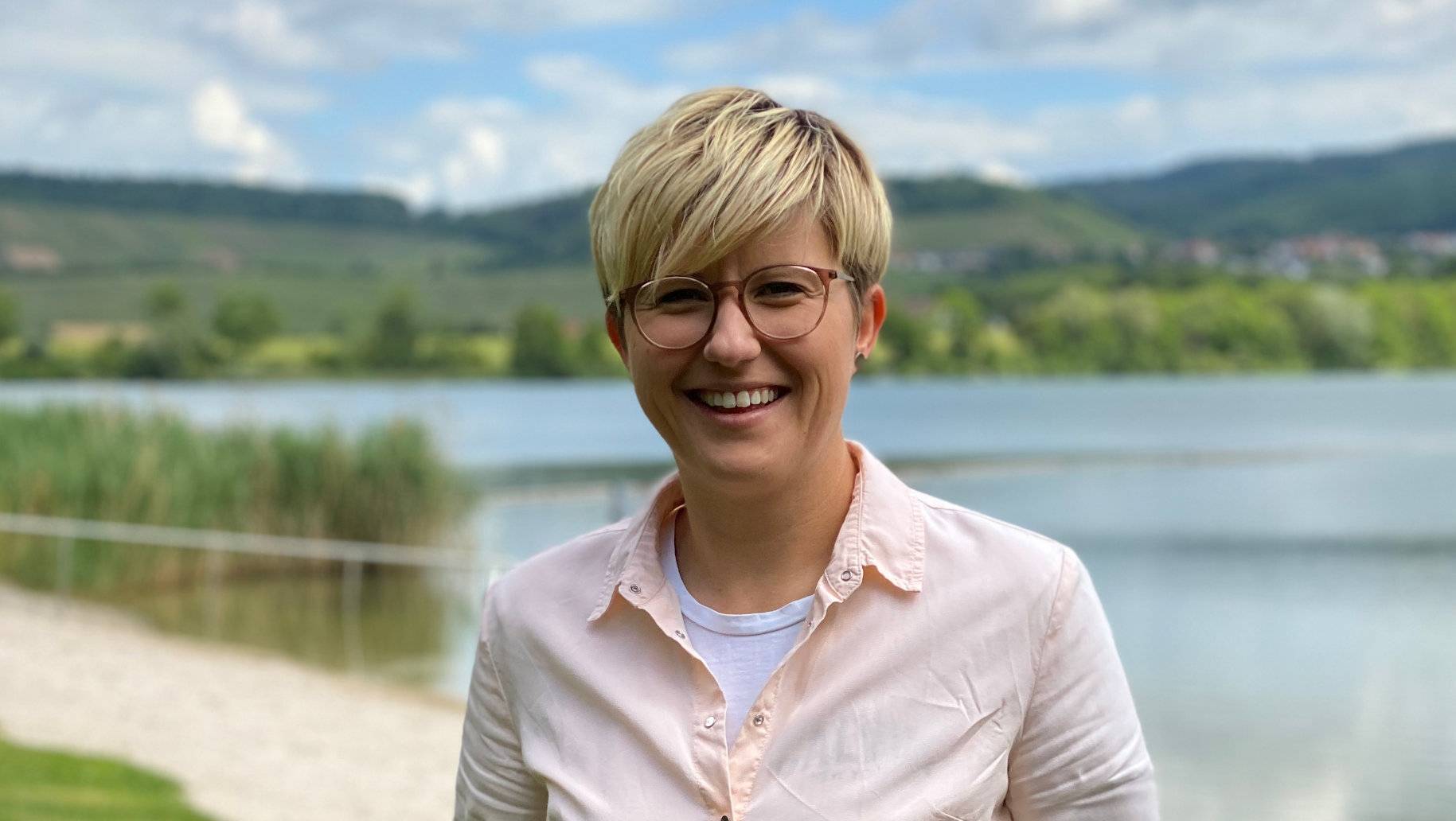Pauline verbringt den Sommer gerne draußen.